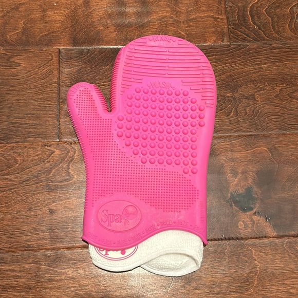 Sigma Makeup Brush Cleaner Glove - Picture 10 of 12